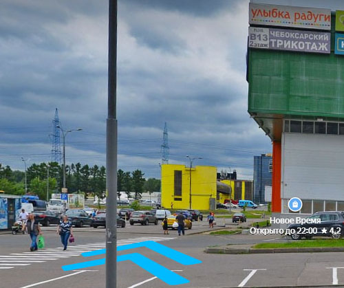 Идете параллельно торговому центру Час Пик