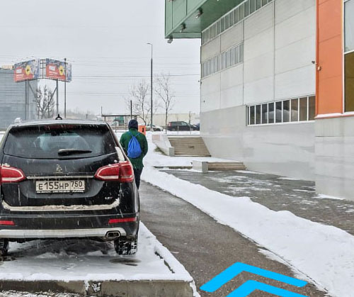 Идете параллельно торговому центру