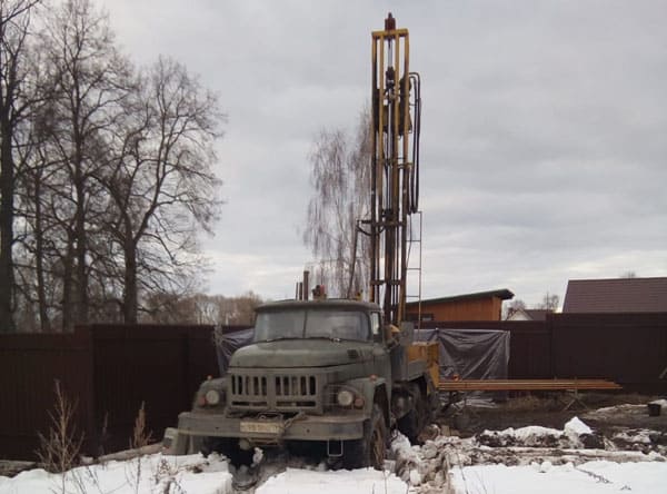 Бурение артезианской скважины зимой